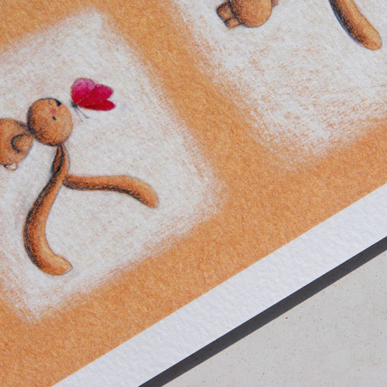 Pode incluir: Um coelho de desenho animado marrom com uma borboleta rosa acima de sua cabe&ccedil;a. O coelho &eacute; desenhado em um estilo simples com um corpo arredondado e orelhas longas. O fundo &eacute; de cor laranja claro.