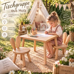 Könnte beinhalten: Eine Tischgruppe aus Holz für Kinder mit zwei Stühlen, deren Rückenlehnen wie Hasenohren geformt sind. Das Set besteht aus einem quadratischen Tisch und zwei Stühlen mit runder Sitzfläche und vier Beinen. Das helle Holzmöbelset ist für Kinder.