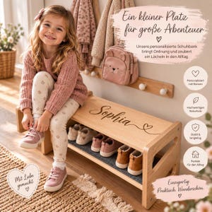 Può includere: Una scarpiera in legno chiaro con il nome Sophia inciso sulla superficie superiore. La panca è dotata di un ripiano inferiore che ospita quattro paia di scarpe per bambini. Il testo sulla panca include il nome Sophia e un simbolo a cuore.