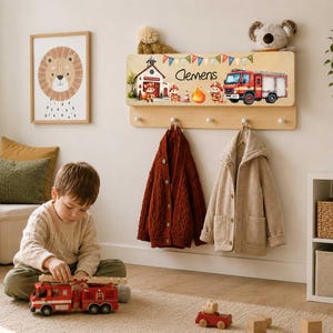 Armoire enfant avec rangement pour gants, personnalisée avec le nom, patères, porte-manteau décoré d'animaux pompiers et du nom.