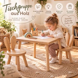 Op de afbeelding: Een houten tafel en twee stoelen met rugleuningen in de vorm van konijnenoren. De set bevat een vierkante tafel, een houten potloodhouder met een berengezicht, een regenboogvormig speeltje en Duitse tekst waaronder Tischgruppe aus Holz.