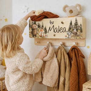 Armoire enfant avec rangement pour gants et chapeaux, chambre d'enfant personnalisée avec prénom, patères, porte-manteau