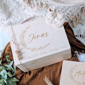 Caja de recuerdos con círculo de flores grabado - regalo de nacimiento para bebés con nombre y fecha de nacimiento grabados en madera sostenible y creativo
