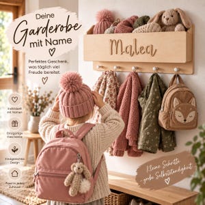 Pode incluir: Um cabide de parede em madeira clara com prateleira, apresentando o nome Malea em letras cursivas de madeira. O cabide tem cinco ganchos brancos que seguram vários casacos infantis, uma mochila pequena e um peluche, com gorros na prateleira.