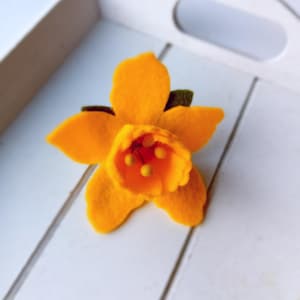 Broche jonquille, Saint-David, broche fleur en feutre, fleur en feutre, jonquille, accessoires