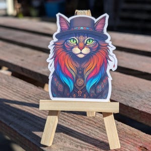 Schöne bunte Katze mit Hut und Kette