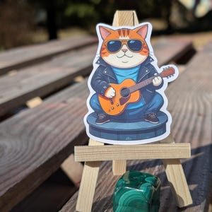 Rockstar Cat gitaarsticker - Cool Kitty met lampenkappen en gitaar
