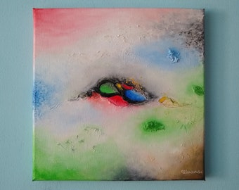 Op de afbeelding: Abstract schilderij op canvas met een roze, witte en groene achtergrond. Het schilderij heeft een kleurrijke, abstracte vorm in het midden met zwarte, rode, groene, blauwe en gele accenten. Het schilderij is onderaan rechts gesigneerd met "Alluara".