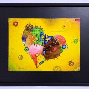 Puede incluir: Obra de arte enmarcada con un diseño de corazón de patchwork colorido. El corazón está compuesto por secciones texturizadas en tonos rosa, marrón, verde y naranja, con una mariposa azul. El fondo es amarillo con detalles florales. La obra está en un marco negro.