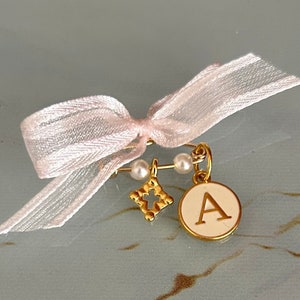 Spille di sicurezza con iniziale e croce Boho con fiocco bianco Spille di testimone del battesimo greco Martirika Spille di testimone Martirika per bambina e bambino