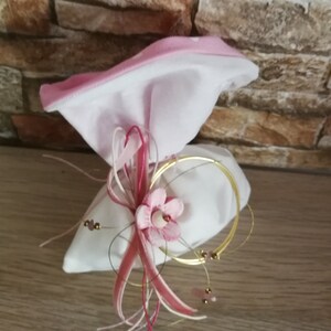 Bomboniere con ghirlande di fiori, bomboniere per battesimo con pietre preziose, bomboniere greche, koufeta, regali per gli ospiti, sacchetto a pois, battesimo per bambine, stile floreale fatto a mano.