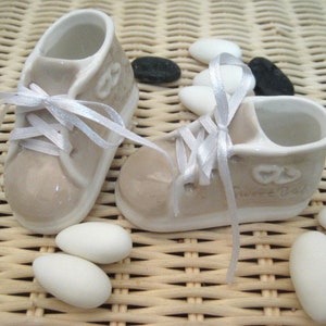 Scarpe da ginnastica in porcellana bomboniere regalo per ospiti unici souvenir per battesimo greco omaggio per battesimo bambina festa per baby shower coriandoli koufeta