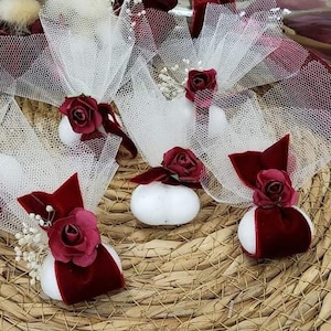 Guests giveaway Red roses favors Velvet ribbons Christmas wedding baptism ornament souvenirs Greek bomboniere koufeta confetti