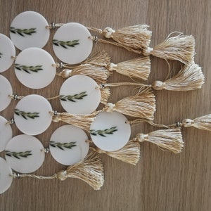 オリーブの枝のチャームとタッセル ギリシャの結婚式の洗礼の記念品 手作りの記念品 ゲストへの贈り物