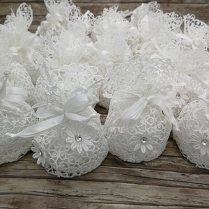 Delicati sacchetti di pizzo con margherite, bomboniere, bomboniere per matrimoni, bomboniere per battesimi, regali per gli ospiti, souvenir per baby shower, omaggio per spose, delicate pochette e koufeta.