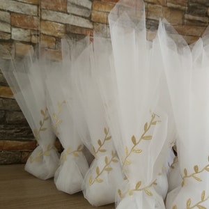 Bomboniere in tulle alto, bomboniere in ulivo, bomboniere per matrimonio, souvenir greci bianchi per la sposa con koufeta, regali per gli ospiti con coriandoli, omaggio unico in stile greco.