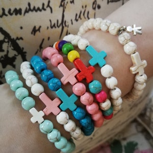 Pulseiras de cruz de pedra howlita 10-200 Lembrancinhas de primeira comunhão Batismo de menino e menina Cruz de marfim Ideias de energia positiva para convidados Brindes de miçangas