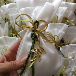 Keychain olive favors Wedding bomboniere souvenirs with koufeta confetti Wedding guests gifts  Unique rustic elegant style
