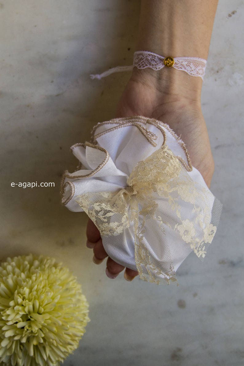 Cute favors Lace bomboniere 50-200 Dragees favors Wedding favors Guests baptism favors White Beige giveaway Unique pouch favor Girl Boy gift