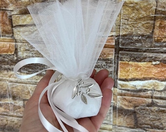 Recuerdos de boda con aceitunas, bomboneras, recuerdos de boda blancos, recuerdos griegos con koufeta, regalos para invitados de boda, bolsita de tul para boda griega, estilo griego único.