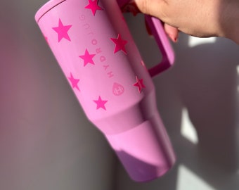 Könnte beinhalten: Eine rosafarbene Hydro Jug aus Edelstahl mit einem rosafarbenen Sternenmuster und dem Aufdruck "Hydro Jug" auf der Seite.