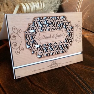 Einzigartige kundenspezifische Laser-cut Holz Hochzeitseinladung, rustikale Kirsche Holz Hochzeiteinladung, florale Elemente und Kraft Papierumschläge enthalten