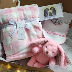 Ensemble cadeau lapin bébé fille prénom brodé, doudou, bavoir et carte