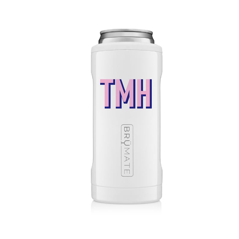 Puede incluir: Enfriador de latas blanco aislado con un logotipo "TMH" rosa y azul y la palabra "BR&Uuml;MATE" impresa en el lateral.