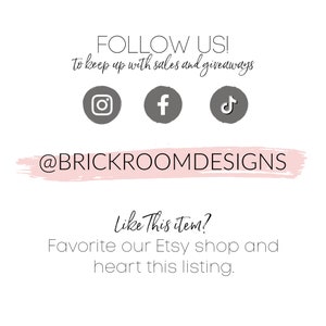 Może przedstawiać: Grafika w kolorze r&oacute;żowym i białym z tekstem "FOLLOW US! to keep up with sales and giveaways" oraz ikonami medi&oacute;w społecznościowych dla Instagrama, Facebooka i TikToka. Tekst "@BRICKROOMDESIGNS" jest napisany r&oacute;żowym pędzlem. Tekst "Like This item? Favorite our Etsy shop and heart this listing." jest napisany czarnym kolorem.