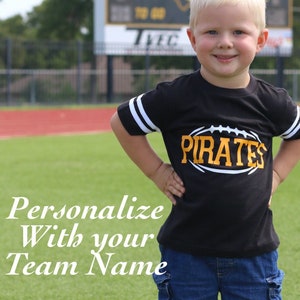 Football School Spirit Shirt - Personalisierter Teamname vorne - Optional Name und Nummer auf der Rückseite - Spieltag Shirt - Fan oder Spieler T-Shirt