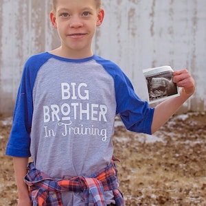 Der große Bruder im Training Shirt - Sibling Ankündigung - lustiges neues Big Brother Shirt - Kleinkind oder Jugend Werbung Reveal Outfit