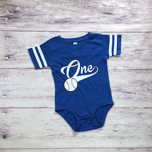 Babys erstes Baseball-Geburtstags-Shirt – Baseball-Party-Outfit zum 1. Geburtstag – Ein Rookie des Jahres-T-Shirt – Personalisiertes Baby-Trikot
