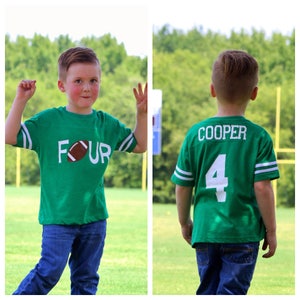 Geburtstags-Fußball-Shirt personalisiert | VIER mit Fußball-Motiv | Benutzerdefinierter Name und Alter auf Rückseite | Kleinkind-Junge-Geburtstag-T-Shirt