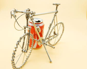 Großes Rennrad aus Stahl, Maße: 30 x 18 cm. Metallskulptur, Fahrradskulptur, Rennrad, Stahlfahrrad, recycelte Fahrradschrauben