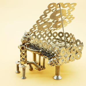 pianoforte acciaio pianista pianoforte a coda scultura pianoforte Art metal riciclo art of recycling arte del riciclo Metal sculpture immagine 6