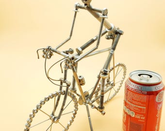 Großes Rennrad aus Stahl mit Radfahrer, Metallskulptur, Radfahrer, Geschenk, Schrott, Metallskulptur, Kunst