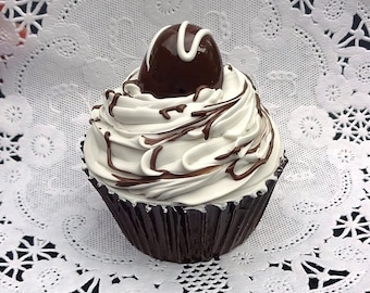 Schokoladenwirbel-Attrappe eines Cupcakes zur Dekoration | Dekoratives Dessert