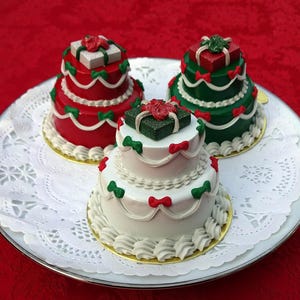 Fake 2 Tier Christmas Mini Cakes