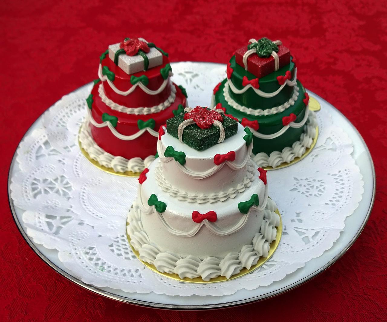 Fake 2 Tier Christmas Mini Cakes