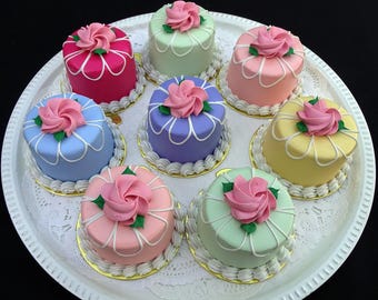 Mini pasteles con rosetas de colores pastel (falsos)