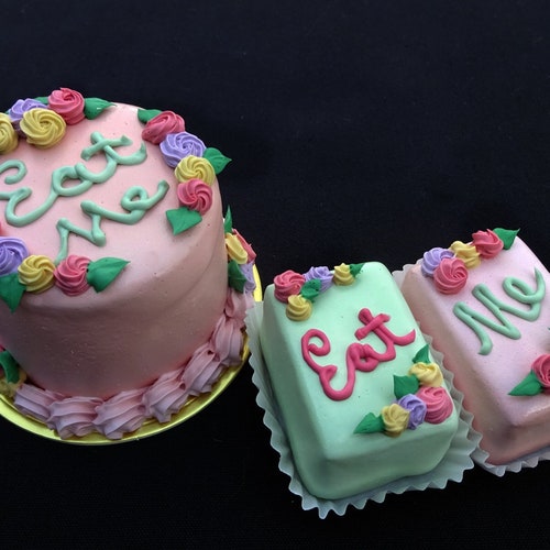 Ensemble de 3 faux gâteaux « Mange-moi » | Décoration Alice au pays des merveilles