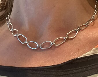 Collana a maglie ovali in argento realizzata a mano: gioiello artigianale