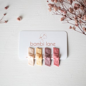 Baby Haarclips, Rose rosa Clips Set, Baby Clip Schleifen, winzige Haarclip, Baby Schleifen, Set von 4 Snap Clips, Clips für feines Haar