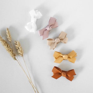 Baby Haarklammern, 2 Haarklammern, MARIGOLD Baby Clip Bögen, kleine Haarspangen, Baby Schleifen, Säugling Snap Clips, Clips für feines Haar