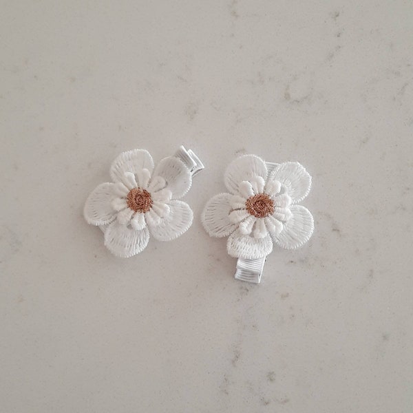 Lace flower hair clips, set of 2 white hair clips, toddler hair clips, baby hair bows, baby hair clips, white flower hair clips