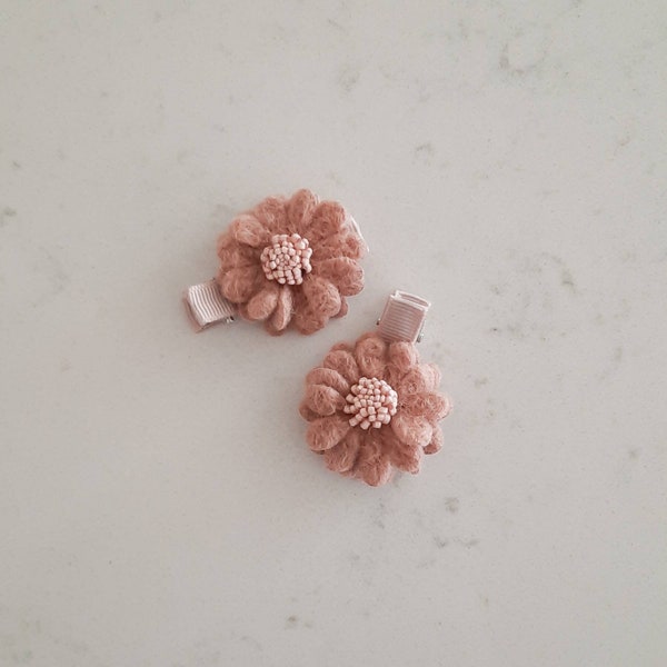 Felt flower hair clips, set of 2 hair clips, toddler hair clips, baby hair bows, baby hair clips, dusty pink hair bows