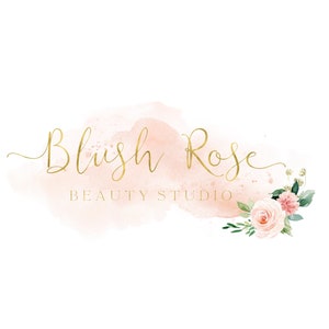 Puede incluir: Logotipo de estudio de belleza con las palabras "Blush Rose BEAUTY STUDIO" en escritura dorada. El texto se establece sobre un fondo melocot&oacute;n suave, estilo acuarela. Un arreglo floral de rosas rosas y vegetaci&oacute;n acent&uacute;a el dise&ntilde;o.