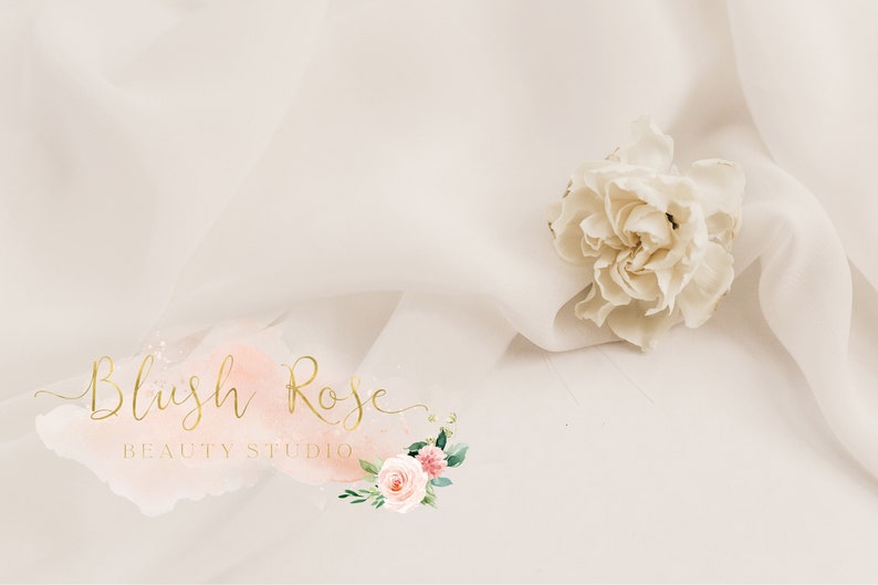 Puede incluir: Un fondo suave de color crema con una delicada flor blanca y el texto "Blush Rose BEAUTY STUDIO" en escritura dorada. El logotipo presenta un toque de acuarela rosa y melocot&oacute;n con detalles florales.