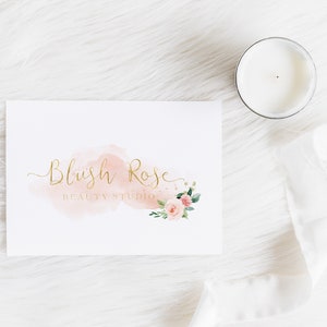 Puede incluir: Una tarjeta blanca con la inscripci&oacute;n dorada "Blush Rose BEAUTY STUDIO" sobre un fondo de acuarela rosa. La tarjeta est&aacute; decorada con rosas rosas y vegetaci&oacute;n. Tambi&eacute;n hay una vela blanca en un vaso y una cinta blanca.