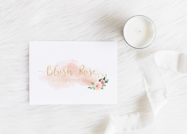 Puede incluir: Una tarjeta blanca con la inscripci&oacute;n dorada "Blush Rose BEAUTY STUDIO" sobre un fondo de acuarela rosa. La tarjeta est&aacute; decorada con rosas rosas y vegetaci&oacute;n. Tambi&eacute;n hay una vela blanca en un vaso y una cinta blanca.